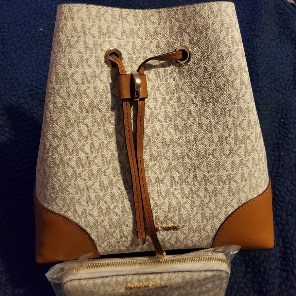 Authentic Michael Kors Pocketbook W/ Matching Wallet